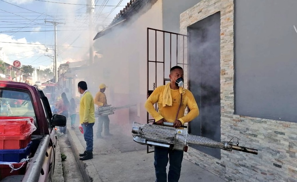 reos-participan-en-jornada-de-fumigacion-para-beneficiar-a-habitantes-de-coatepeque-santa-ana